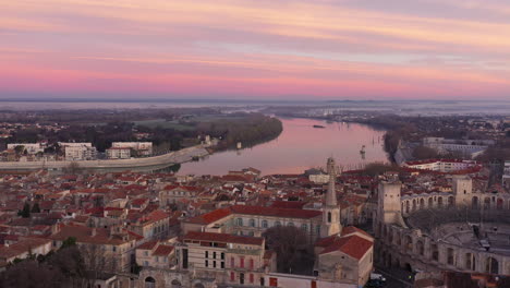Pastellhimmel,-Rosa-Farben,-Luftbild,-Arles,-Rhône,-Frankreich,-Romanische-Stadt
